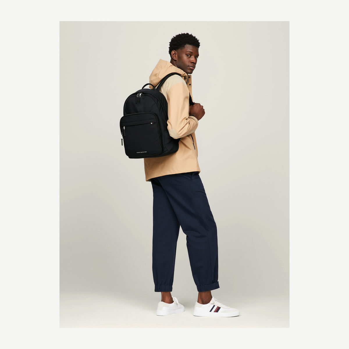 Tommy Hilfiger AM0AM12214 juoda vyriška kuprinė – ant modelio