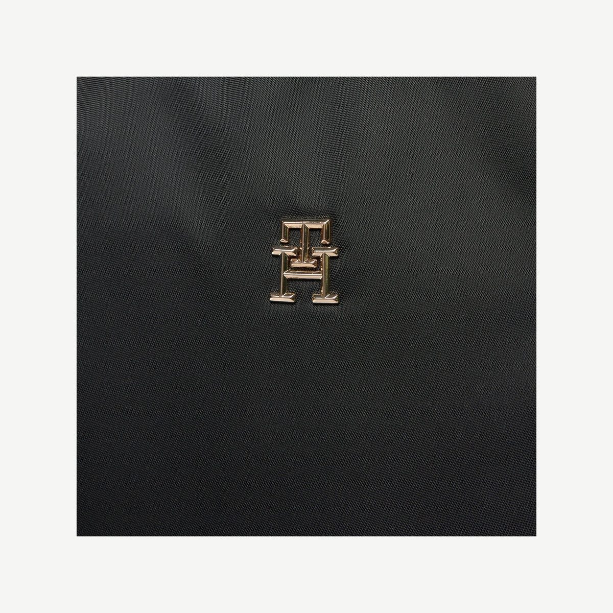 Tommy Hilfiger AW0AW15717 juoda rankinė – nuotrauka 2