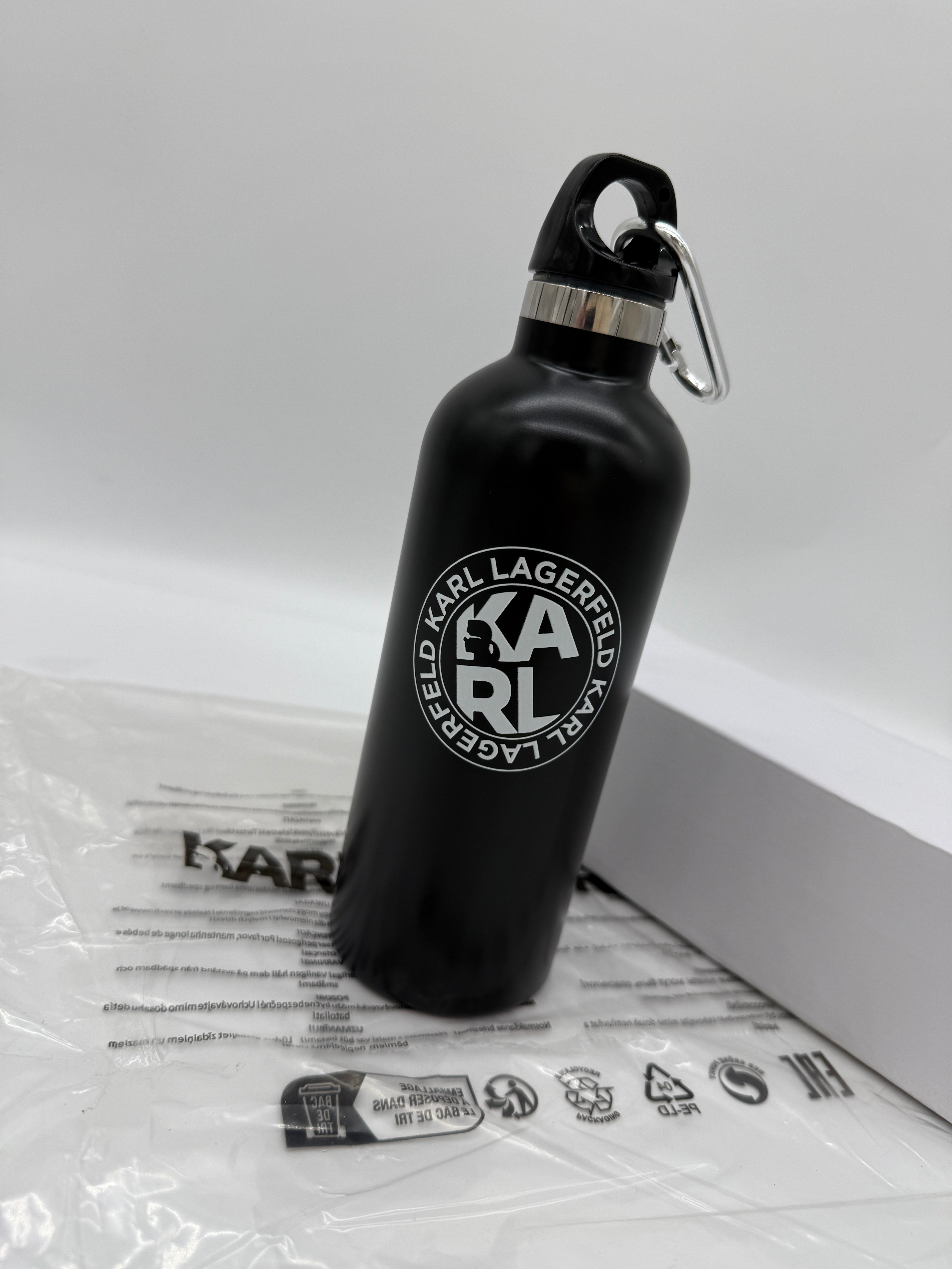 Karl Lagerfeld gertuvė – Rezivelo