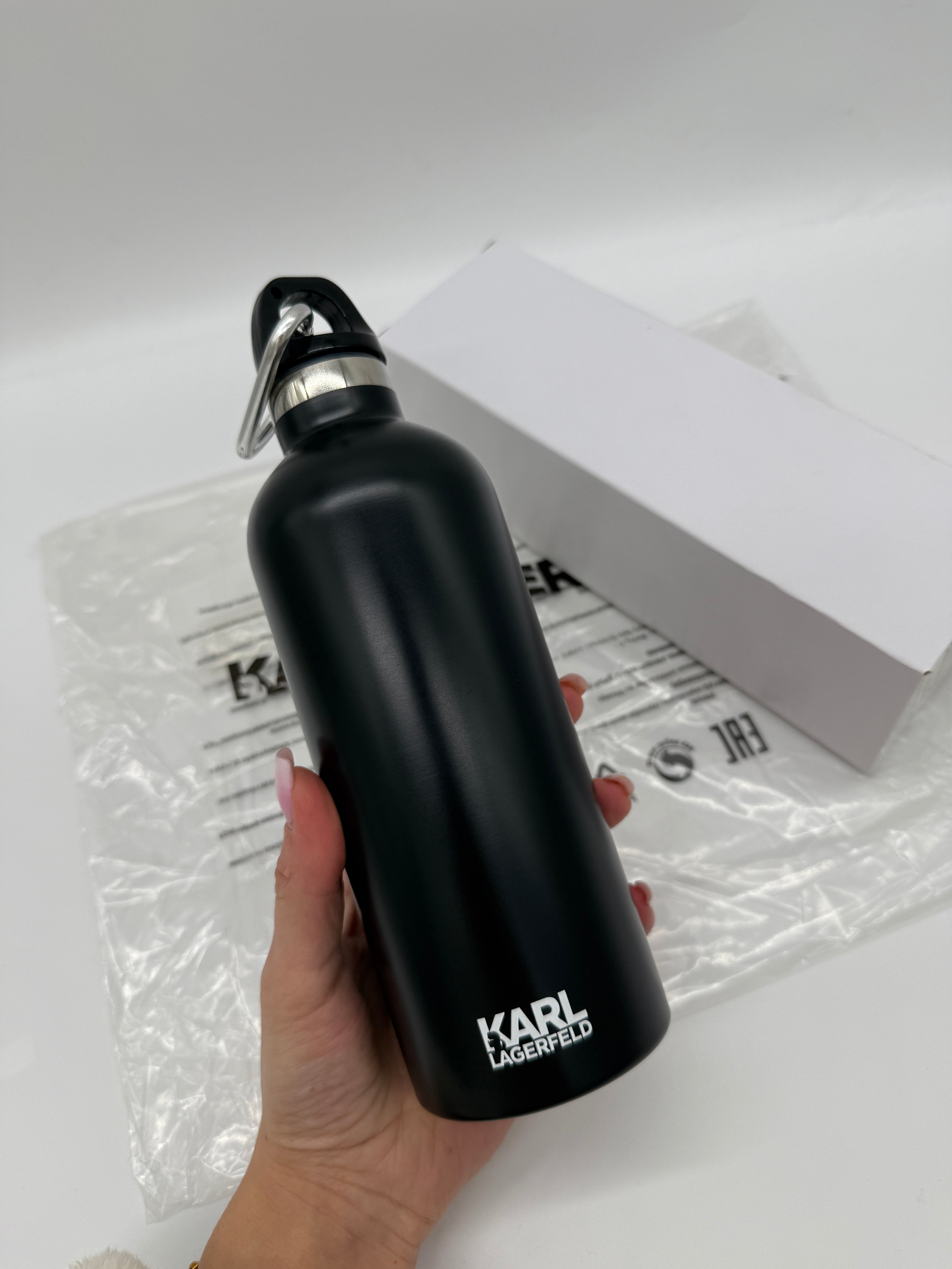 Karl Lagerfeld gertuvė – Rezivelo