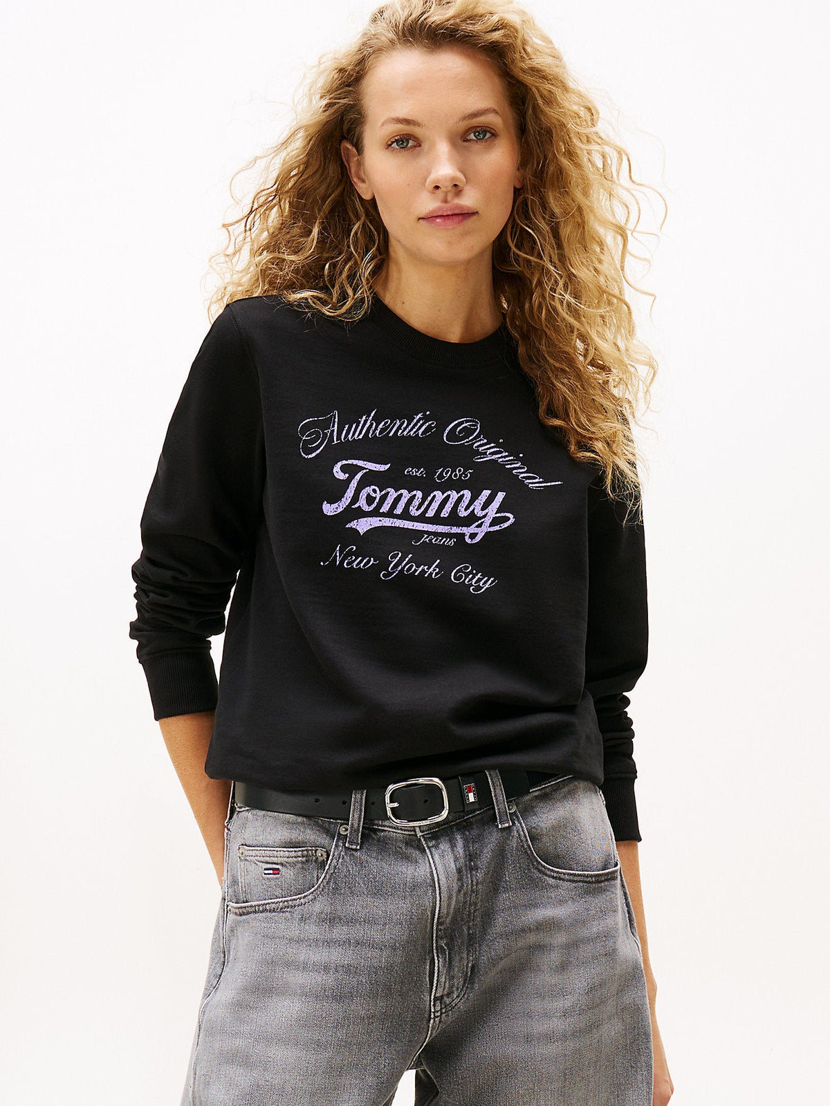 Tommy Hilfiger moteriškas juodas džemperis DW0DW20942 ant modelio – nuotrauka 1