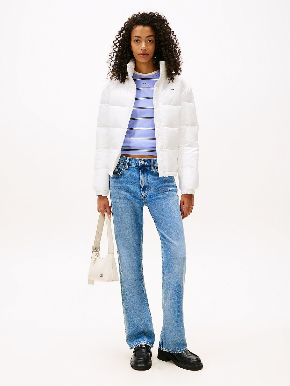Tommy Hilfiger moteriška balta striukė DW0DW21619 ant modelio – nuotrauka 3