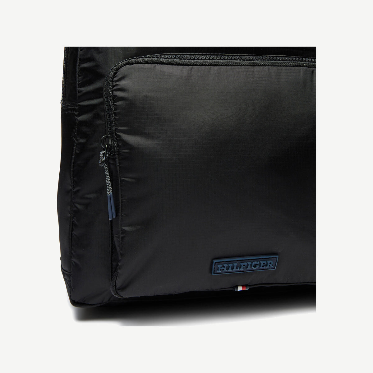 Tommy Hilfiger AM0AM12678 juoda vyriška kuprinė – detalė