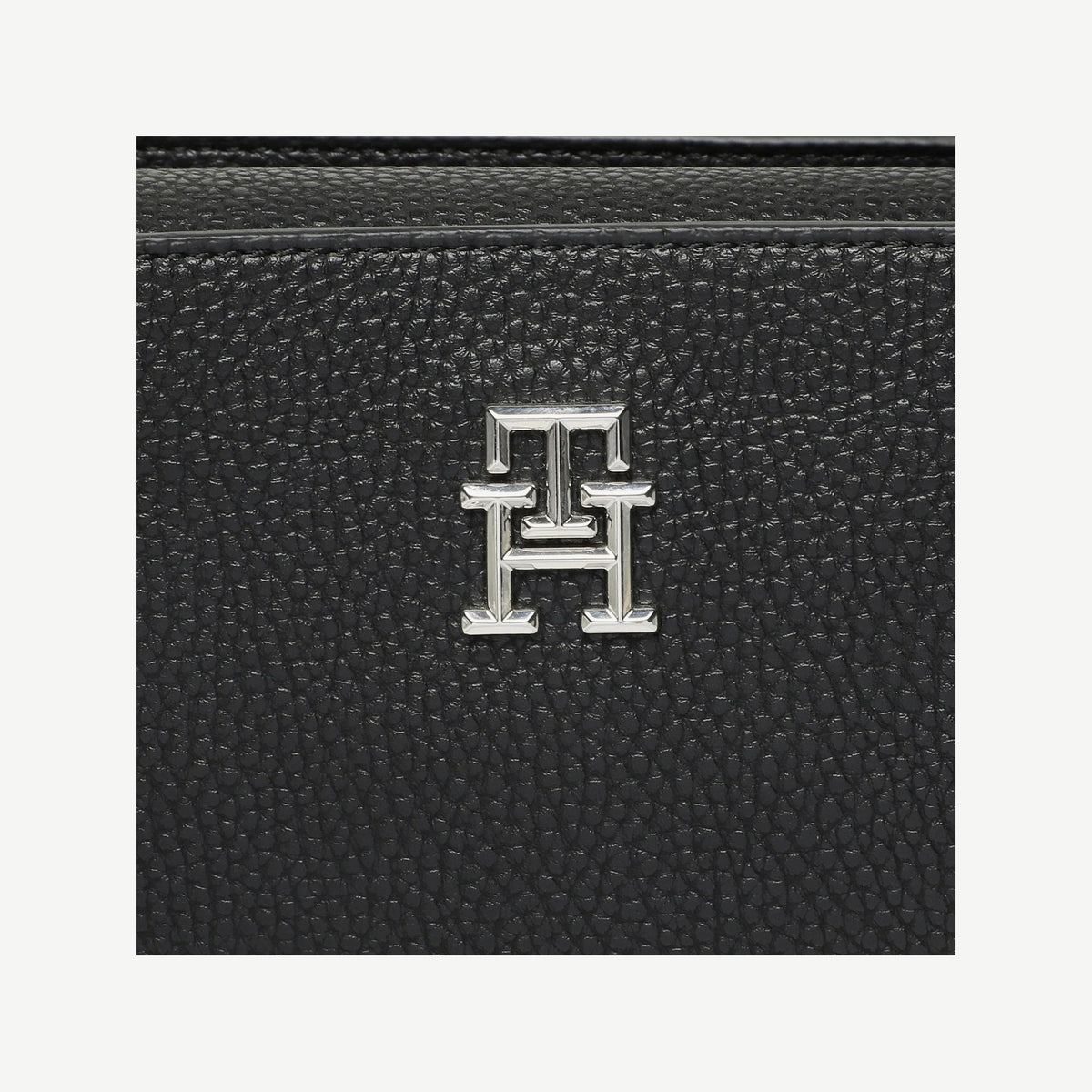 Tommy Hilfiger AW0AW14878 juoda rankinė – nuotrauka 2
