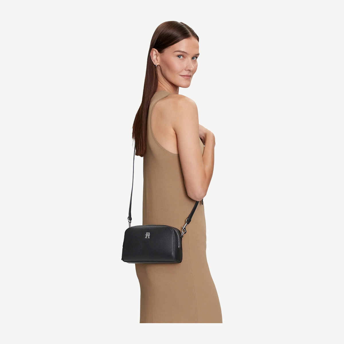 Tommy Hilfiger AW0AW15216 juoda rankinė – nuotrauka 4