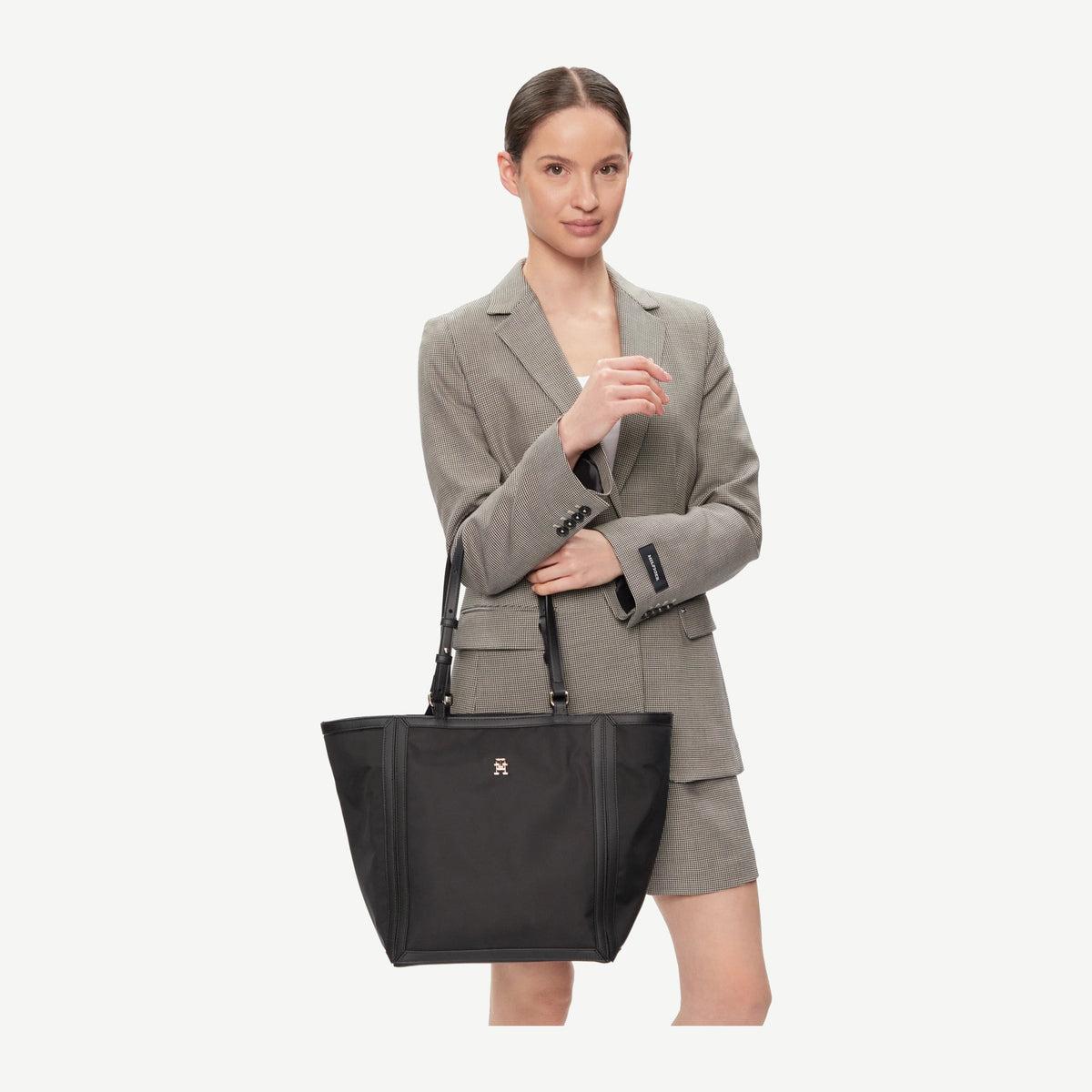 Tommy Hilfiger AW0AW15717 juoda rankinė – nuotrauka 3