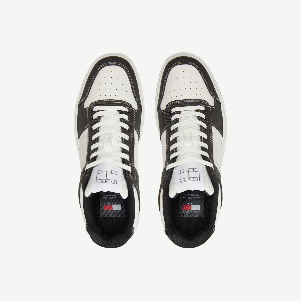 Tommy Hilfiger EM0EM01428 juodi vyriški laisvalaikio batai – vaizdas iš viršaus