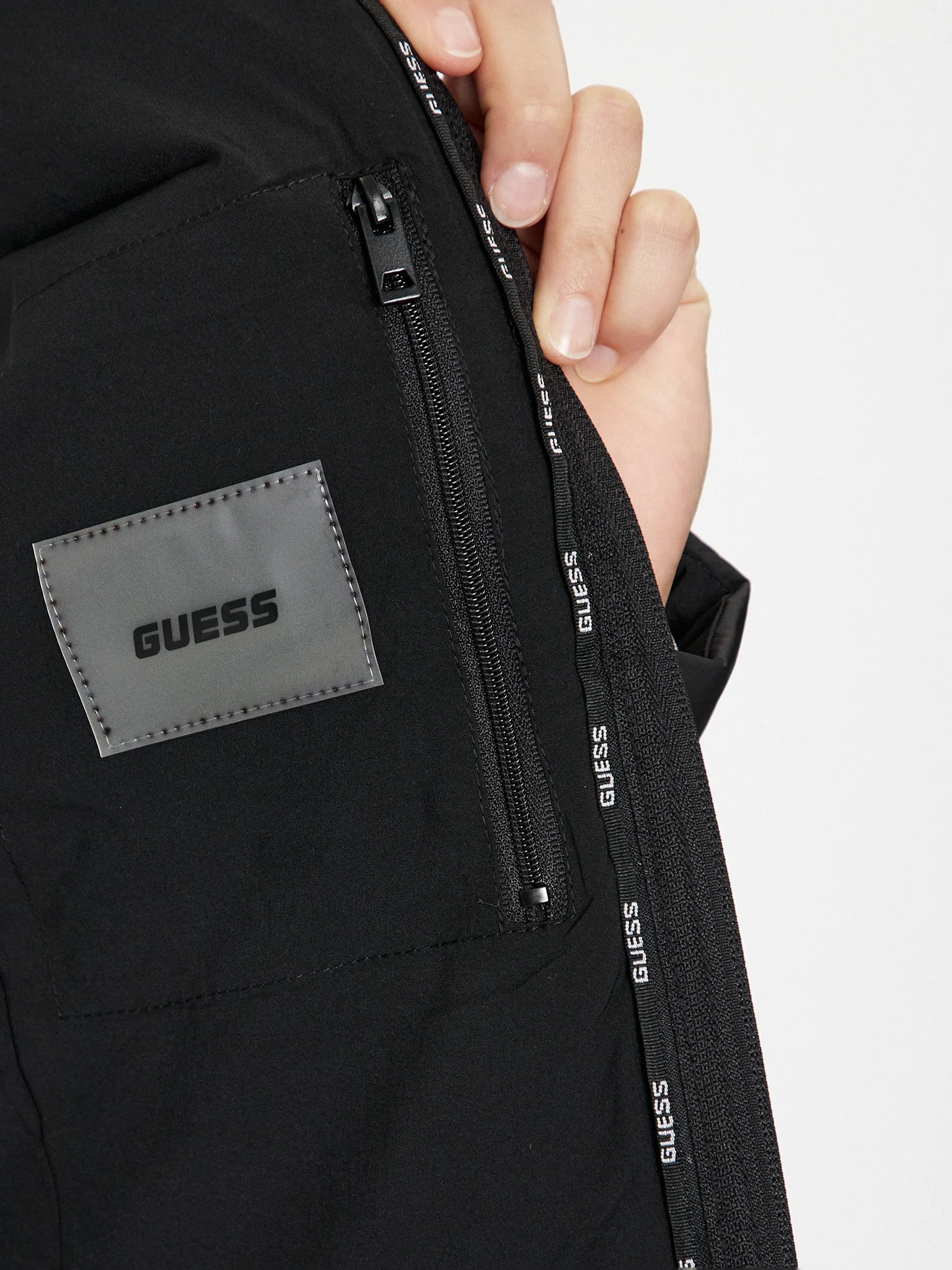 Guess moterška striukė