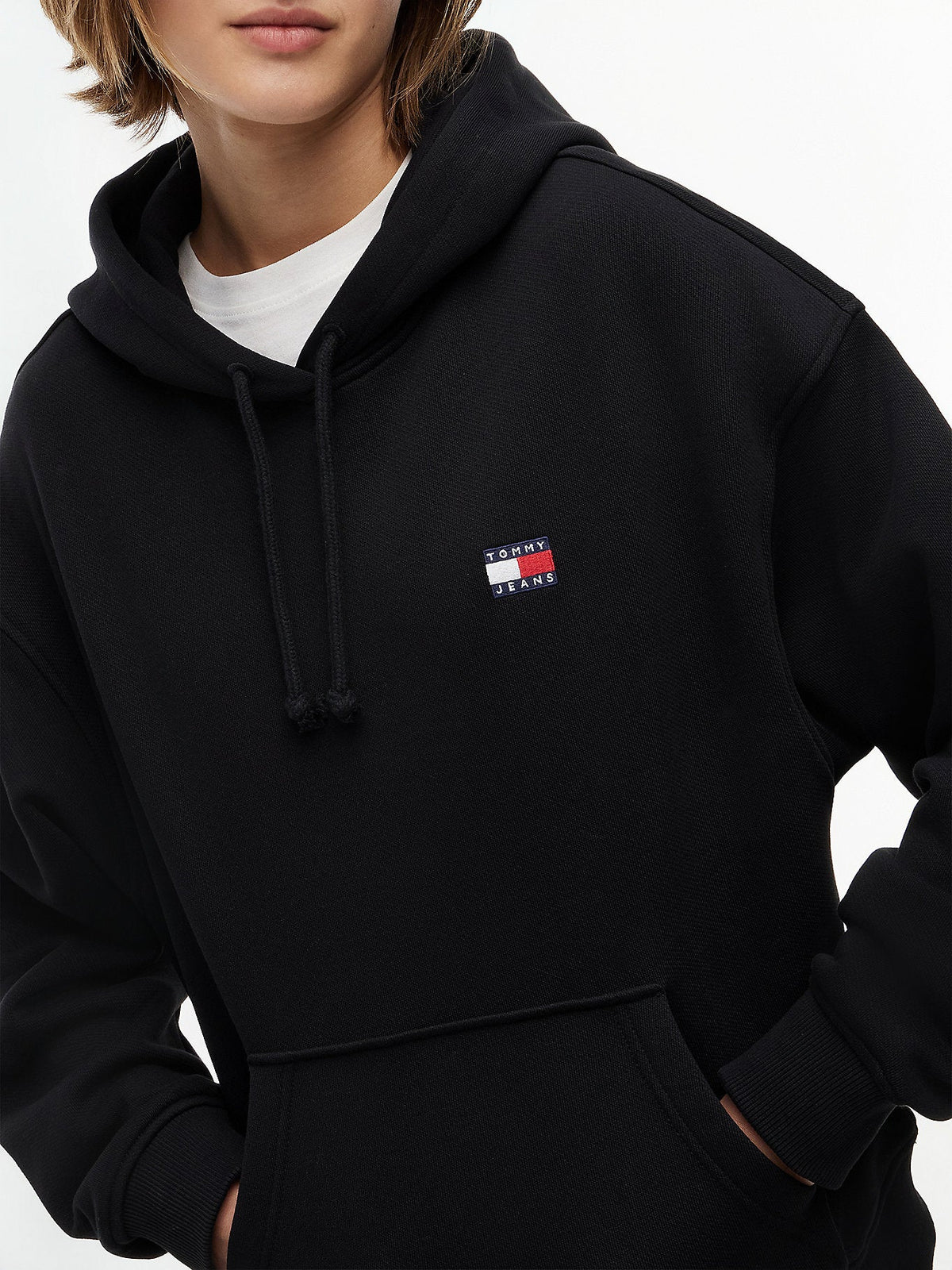 Tommy Hilfiger moteriškas juodas džemperis DW0DW19414 ant modelio – nuotrauka 3