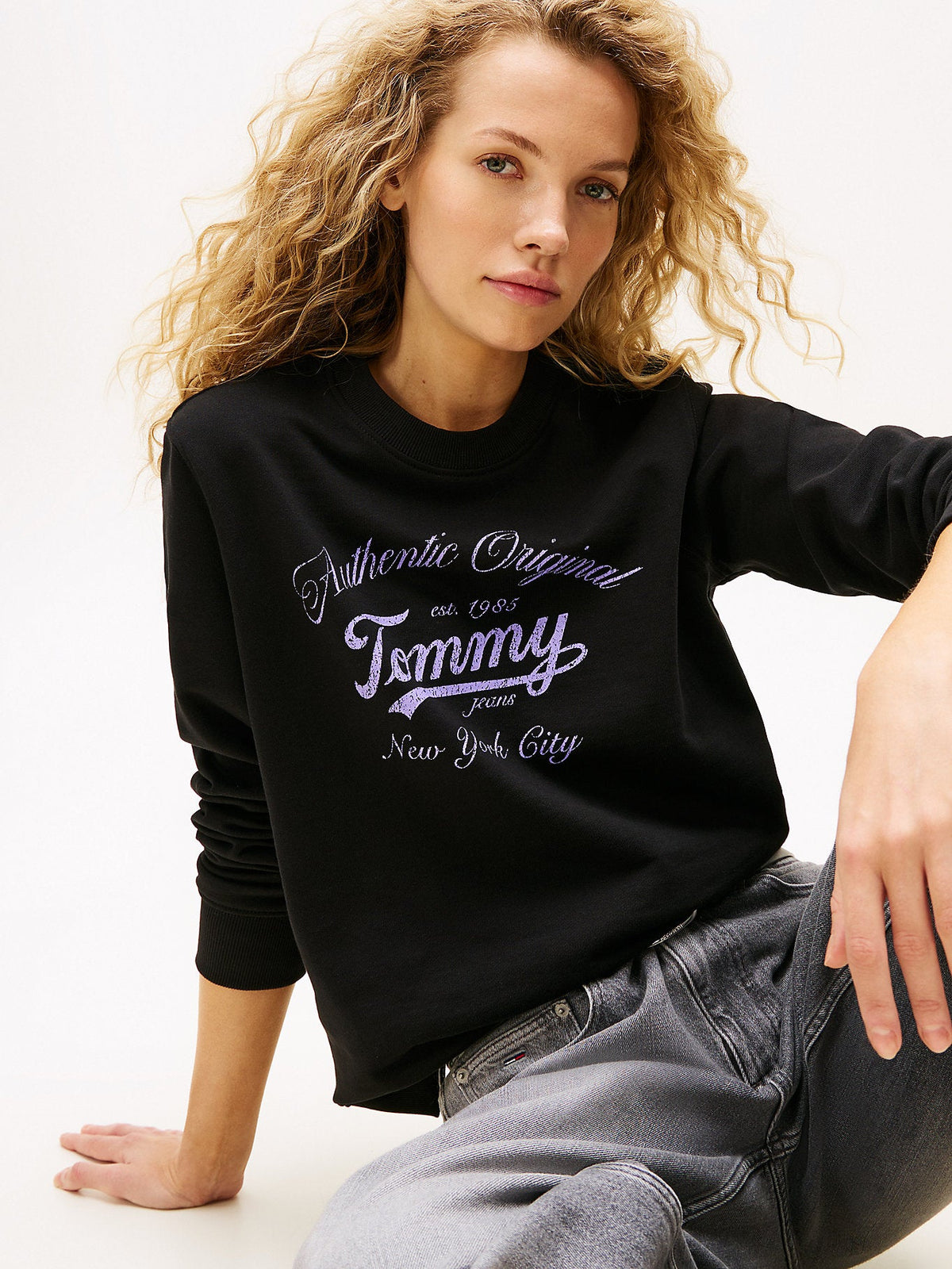 Tommy Hilfiger moteriškas juodas džemperis DW0DW20942 ant modelio – nuotrauka 2