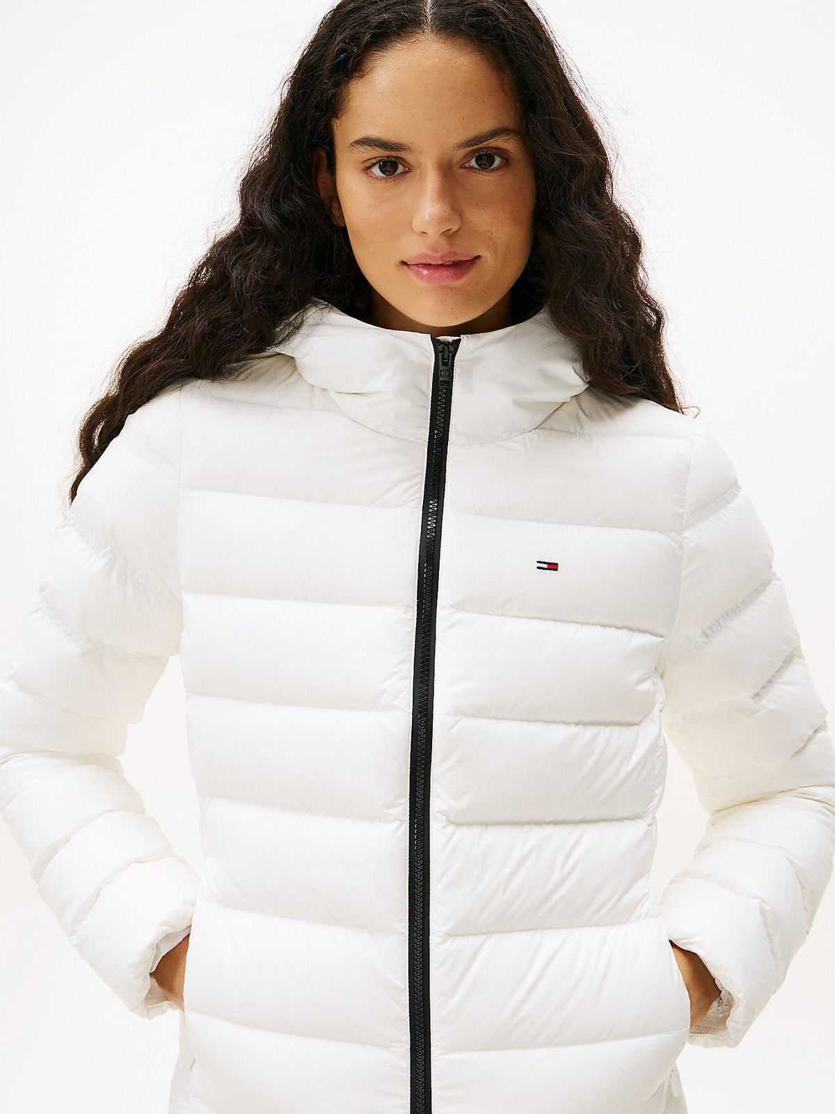 Tommy Hilfiger moteriška balta striukė DW0DW21617 ant modelio – nuotrauka 2