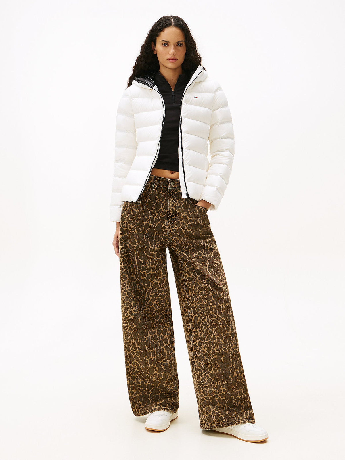 Tommy Hilfiger moteriška balta striukė DW0DW21617 ant modelio – nuotrauka 3