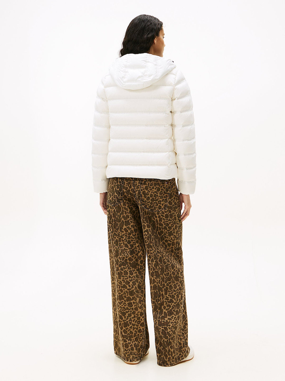 Tommy Hilfiger moteriška balta striukė DW0DW21617 ant modelio – nuotrauka 4