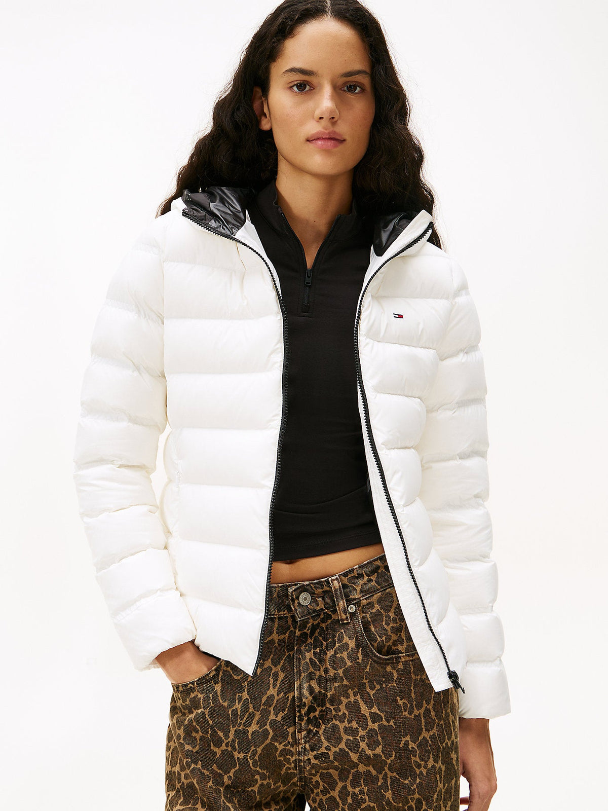 Tommy Hilfiger moteriška balta striukė DW0DW21617 ant modelio – nuotrauka 1
