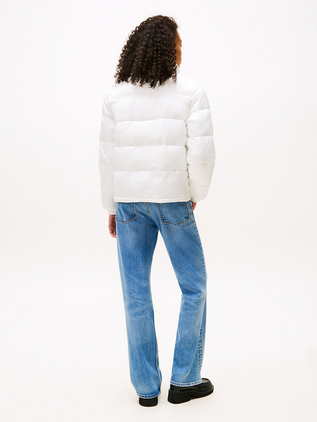 Tommy Hilfiger moteriška balta striukė DW0DW21619 ant modelio – nuotrauka 4