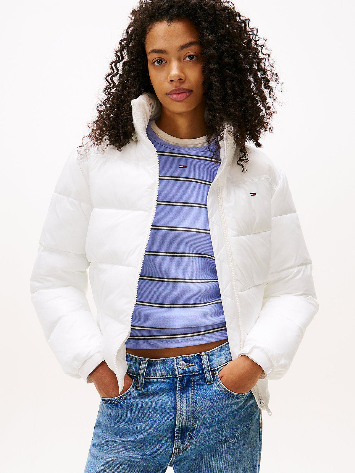 Tommy Hilfiger moteriška balta striukė DW0DW21619 ant modelio – nuotrauka 1