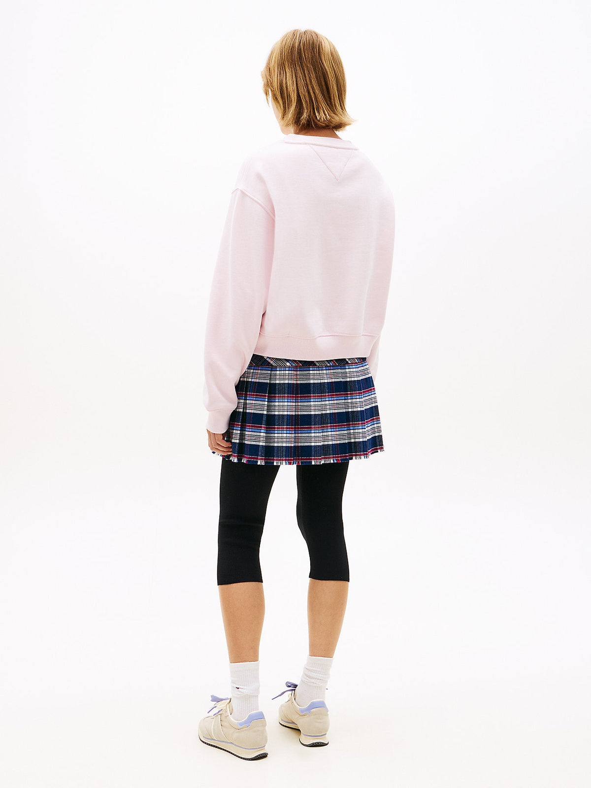 Tommy Hilfiger moteriškas rožinis džemperis DW0DW22985 ant modelio – nuotrauka 4